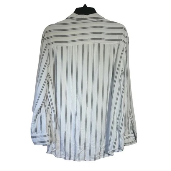Tahari button down blouse - Picture 4 of 5